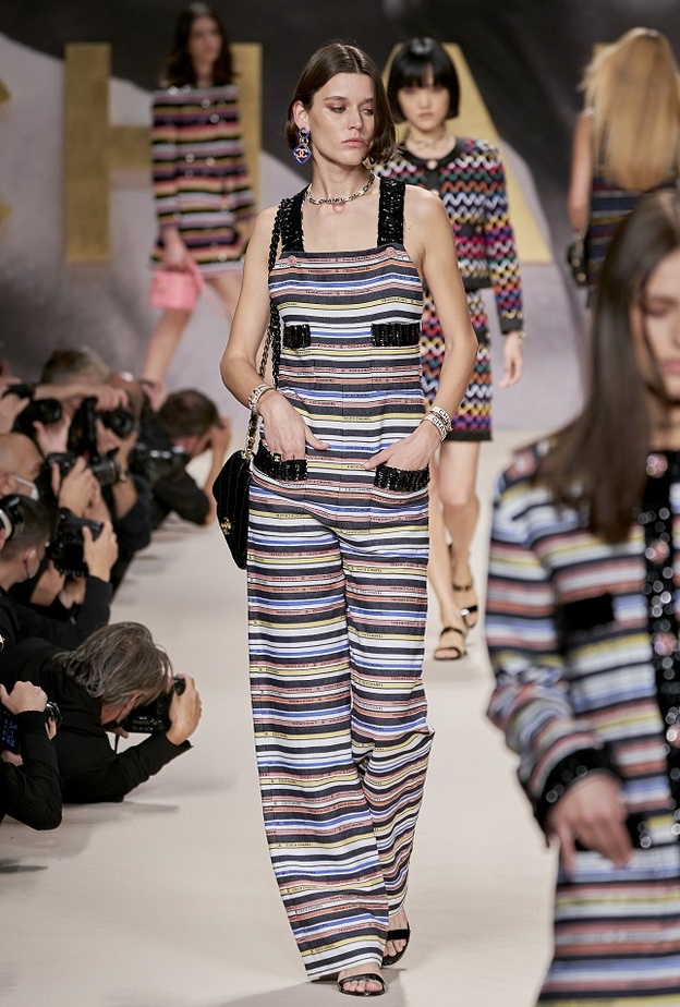 موديلات جمبسوت عصرية بنقشة مميّزة يناسب إطلالات عيد الأضحى من CHANEL