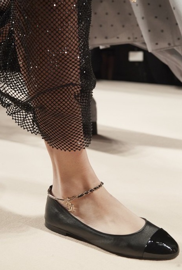 أحدث موديلات أحذية للعيد بتصميم كلاسيكي شيك من CHANEL