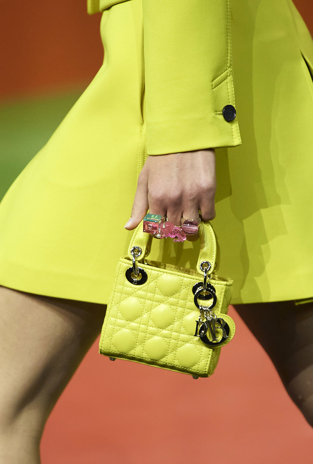 موضة حقائب المايكرو تعود الى الواجهة في صيف 2022