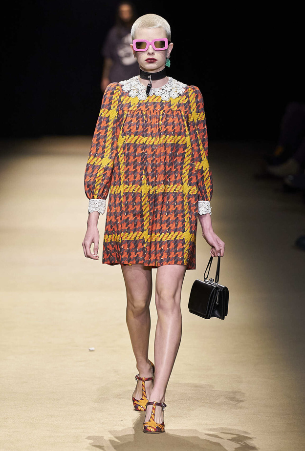 موديلات فساتين كارو قصيرة تنعش إطلالات خريف 2022