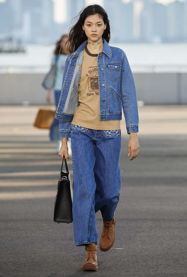 طرق تنسيق جاكيتات الجينز بأساليب عصرية في صيف 2022