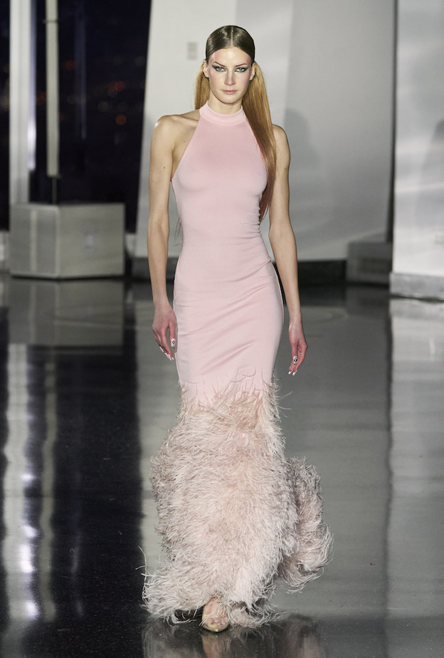 جاذبيّة الزهري الفاتح بفستان مرهف وراقي مع الريش الكثيف من Christian Cowan