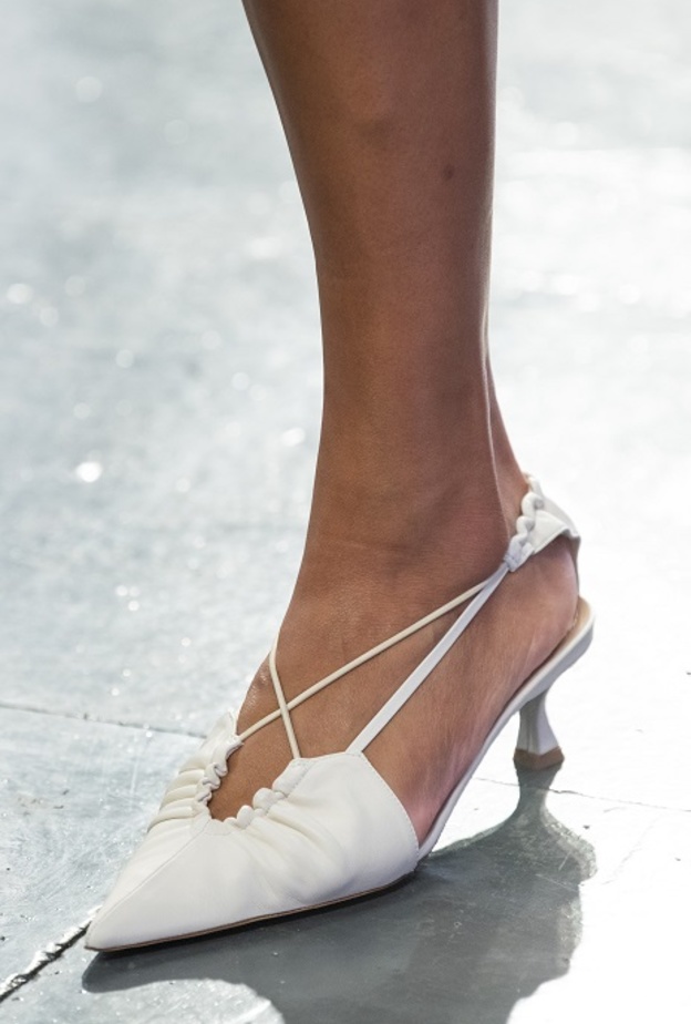 موديلات أحذية باللّون الأبيض بتصميم مميّز من Dojaka