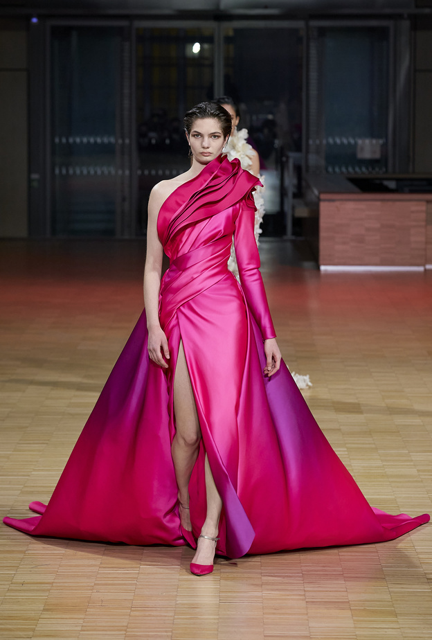 إطلالات أنيقة للصبايا بفساتين سهرة بتدرجات الفوشيا لسهرات صيف 2022