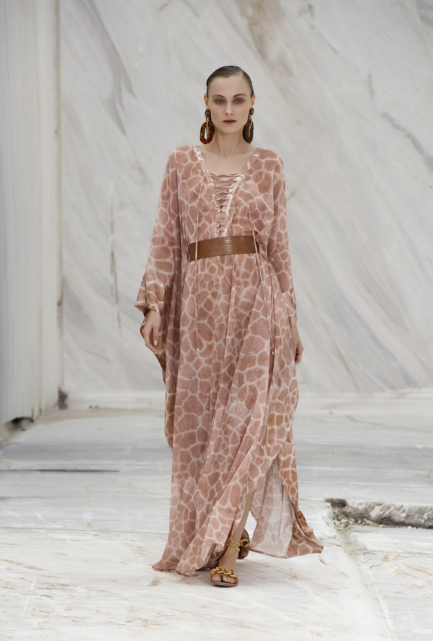 فساتين محجبات بأكمام واسعة لاطلالة مميزة في صيف 2022