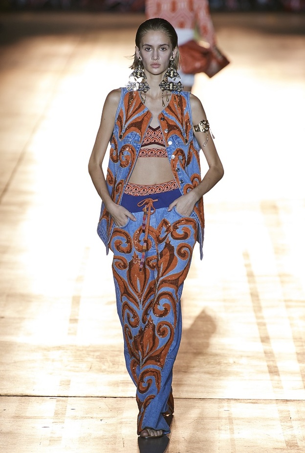 تنسيق الجيليه الصيفي لإطلالة عصرية لافتة لهذا الموسم من Etro