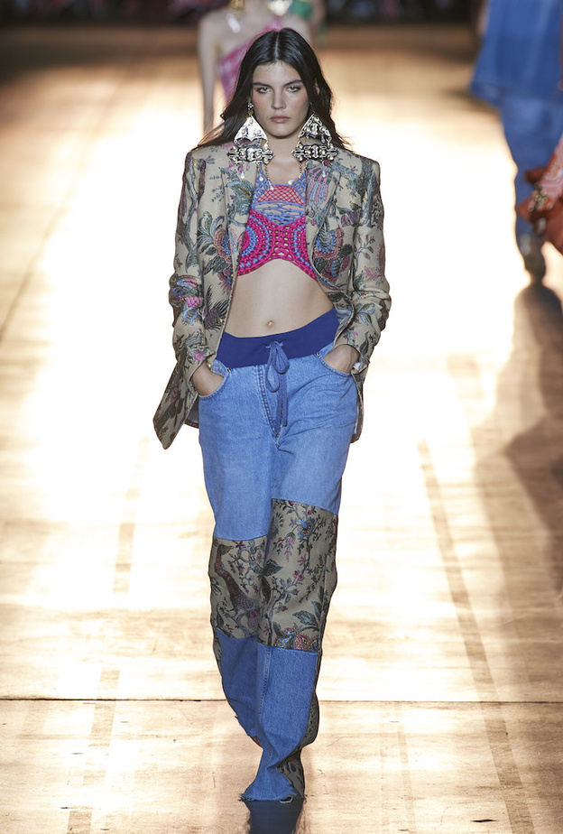 زخرفات ملوّنة برزت بالرقع القماشية التي زيّنت الجينز الأزرق من Etro