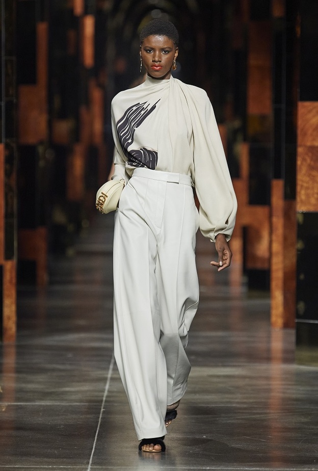 تنسيق السروال الأبيض مع اللّون البيج للوك أنيق لافت من Fendi 