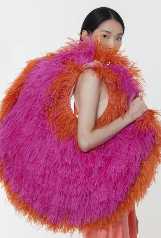 موديلات حقائب مزينة بالريش لإطلالة مميزة