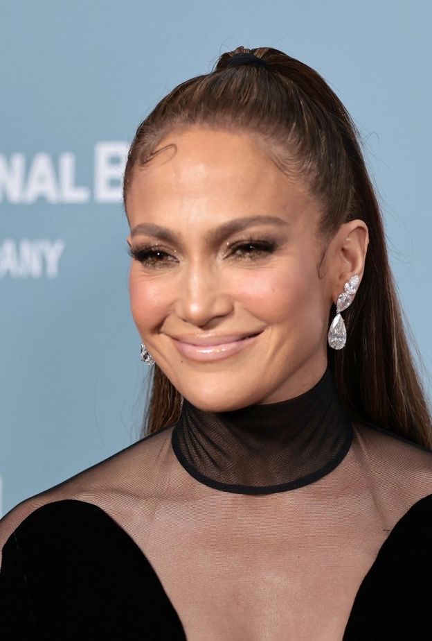 Jennifer Lopez بأقراط ألماس متدلية عيار 60 قيراطًا، من مجوهرات مجموعة Lorraine Schwartz