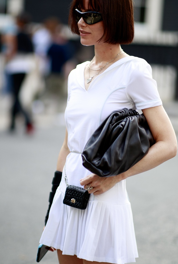 موديلات حقائب باللّون الأسود منسقة مع اللّون الأبيض بأسلوب Street style