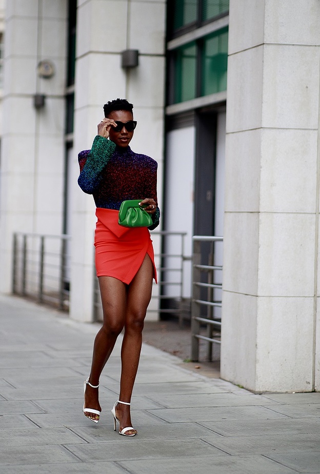 تنسيق الحقيبة الملونة بأسلوب شيك لافت من وحي إطلالات Street Style