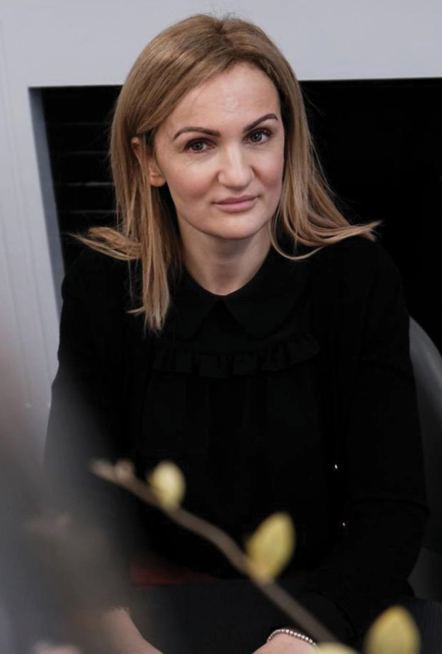 محاور المشاهير عدنان الكاتب يحاور الصحافية السابقة "لوسي غوف" Lucy Goff