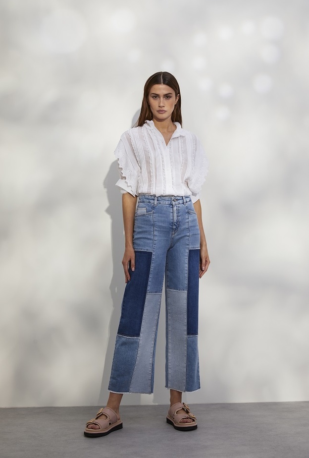 تنسيق إطلالات بقماش الدنيم مع الأبيض صيحة صيف 2022