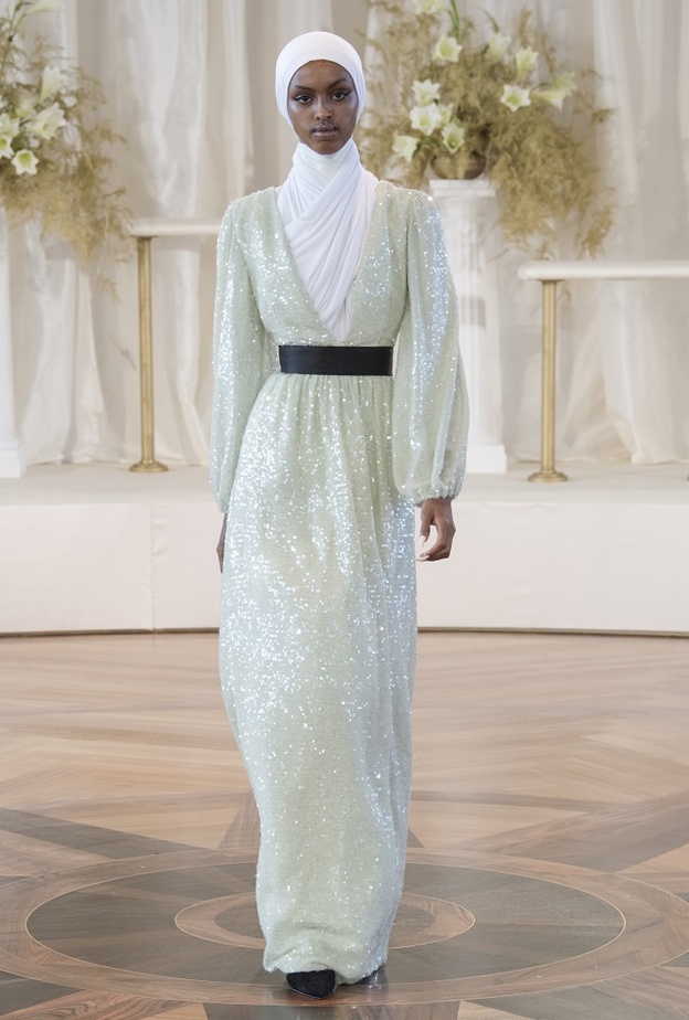 فساتين سهرة بألوان ميتاليكية بتصاميم لافتة منسبة للصبايا المحجبات من Markarian