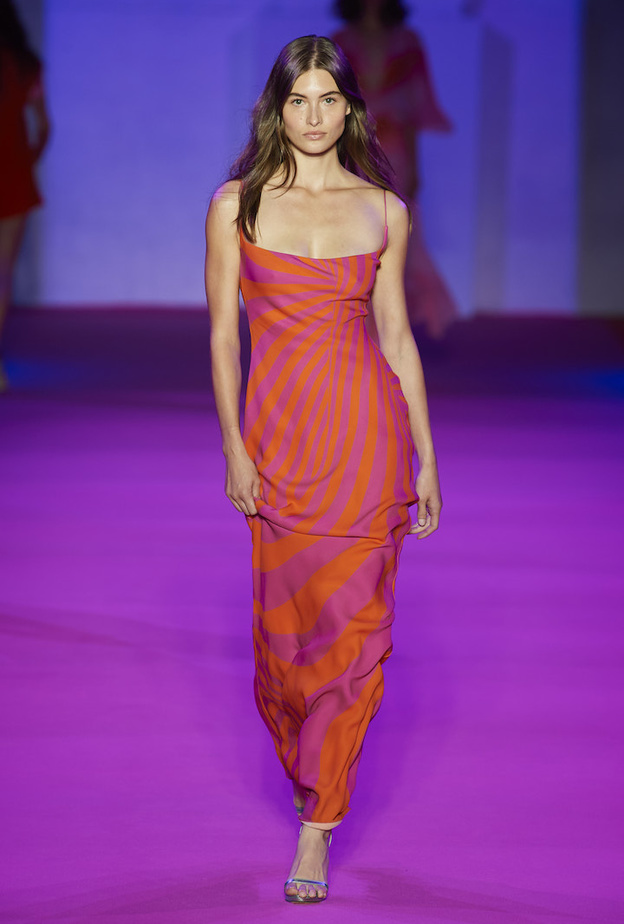 فستان طويل وشبابي بقصّة ناعمة وبسيطة وألوان حيوية من Brandon Maxwell