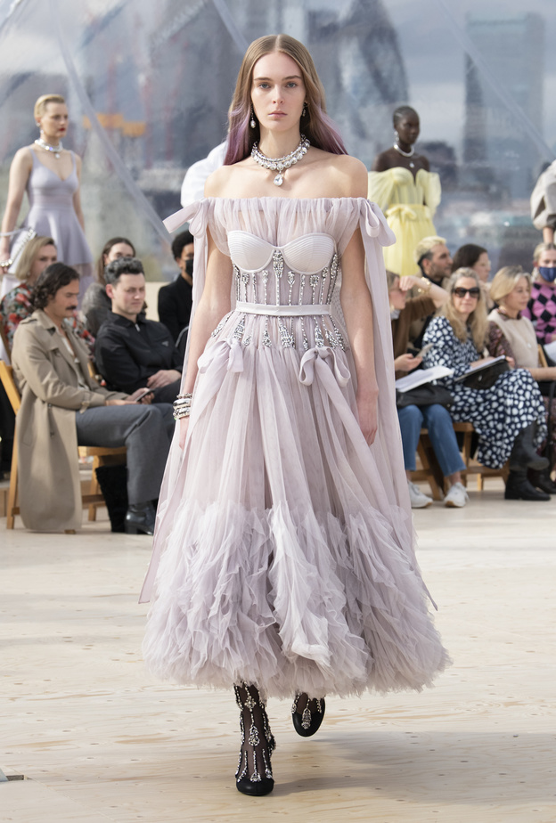 الكورسيه صيحة لا غنى عنها في سهرات صيف 2022