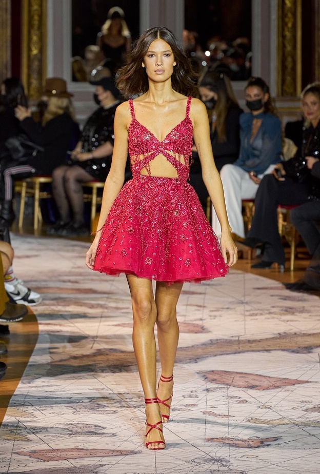 فساتين سهرة قصيرة ملونة بتصميم جريء ولافت من Zuhair Murad