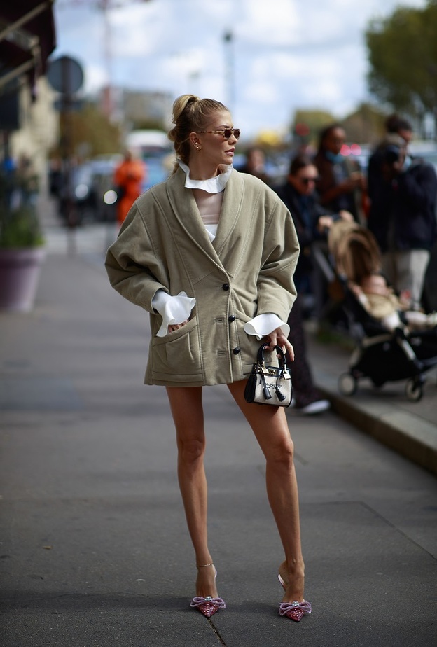 تنسيق البلايزر الفستان لإطلالة ساحرة وجذابة لصيف 2022