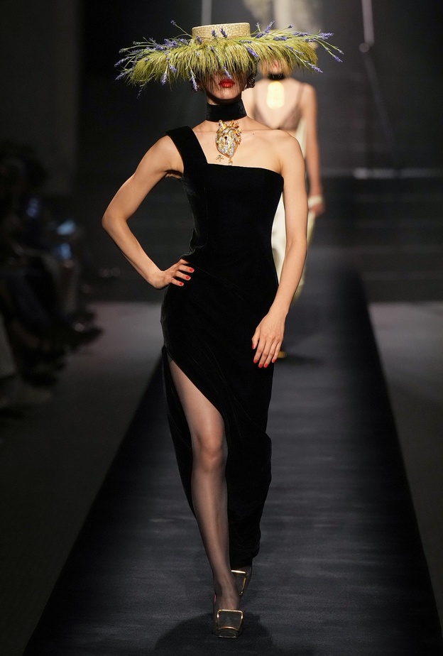 الهوت كوتور العنوان الأبرز مع انطلاق أسبوع الموضة في باريس 2022 وحضور بارز للمصممات 