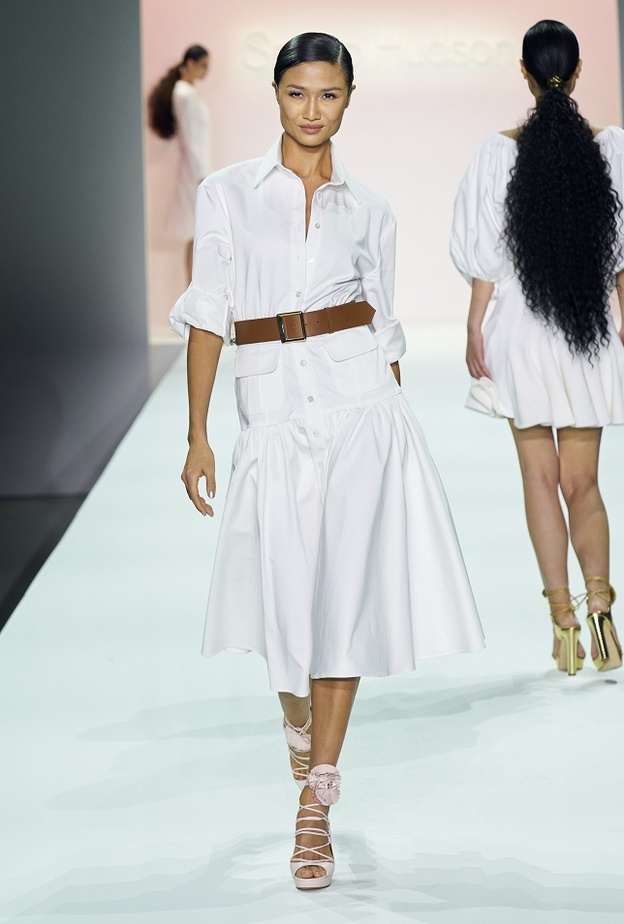 تنسيق إطلالات باللّون الأبيض للوك لافت في العيد من Sergio Hudson