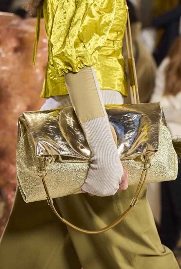 موديلات حقائب ميتالكية باللّون الذهبي صيحة صيف 2022 من Ulla johnson