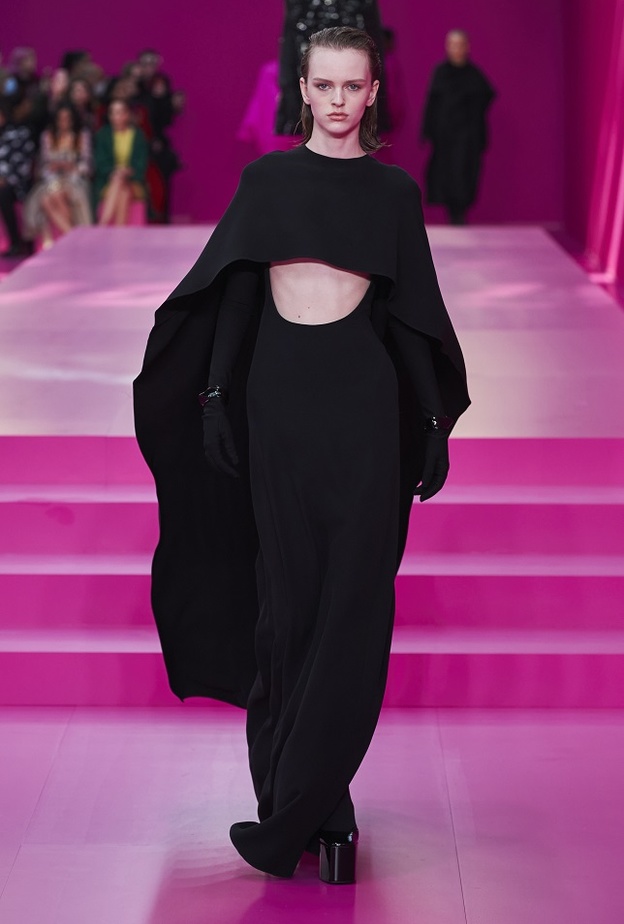 موضة ألوان خريف وشتاء 2022 الأسود يتصدر اللاّئحة بإطلالة لافتة من Valentino