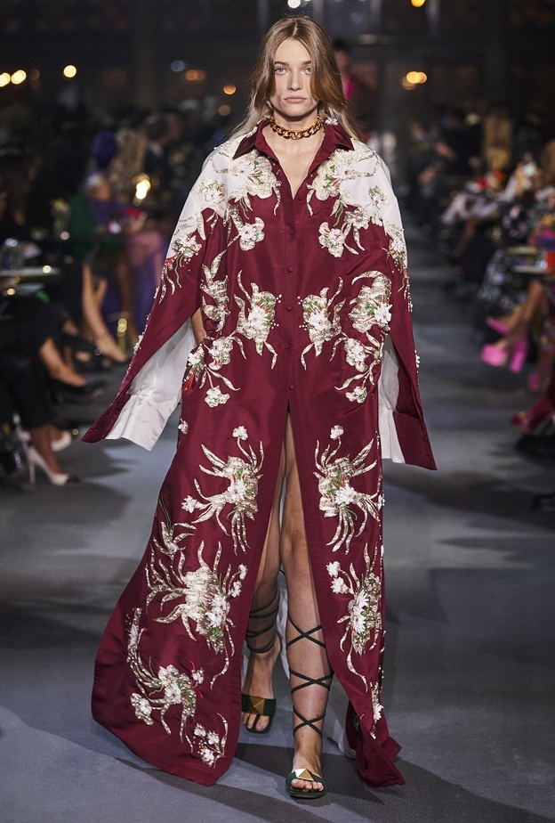 تنسيق إطلالات باللّون التوتي مميّزة ولافتة من Valentino