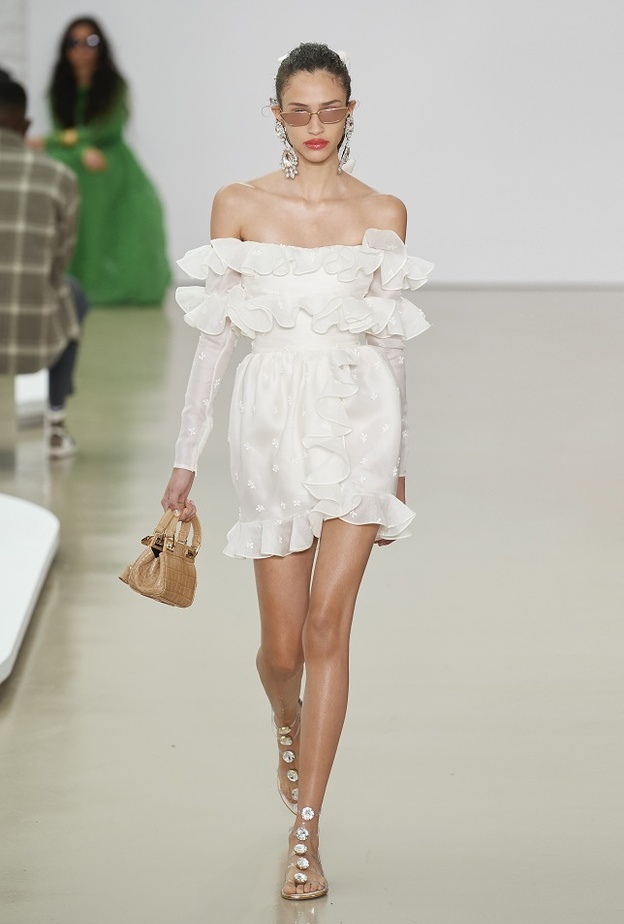 موديلات فساتين off shoulders صيحة موسم صيف 2022 من Giambattista Valli