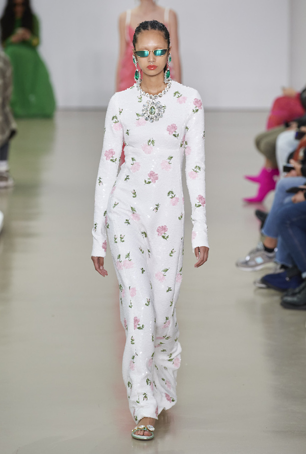 لمسات الورود الأنثوية زيّن فستان السهرة الفاخر من الترتر من تصميم Giambattista Valli