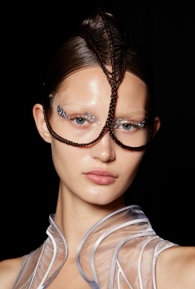 تسريحات شعر مبتكرة من  أسبوع الهوت كوتور لخريف وشتاء ٢٠٢٣ في باريس