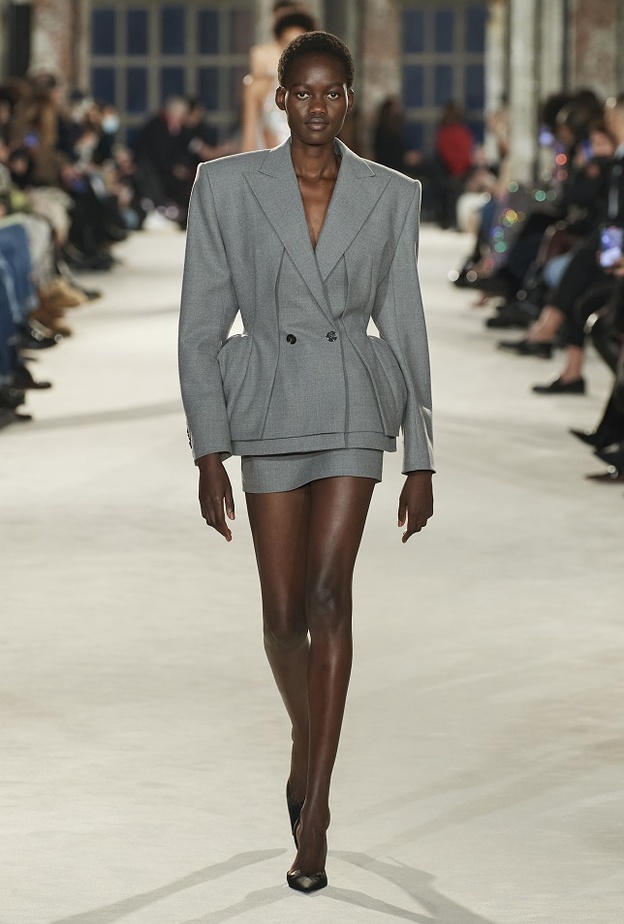 تنسيق اللّون الرمادي بإطلالة شيك صيحة موسم صيف 2022 من Alexander Vauthier