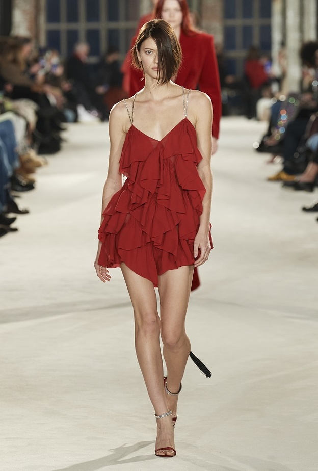 إطلالات باللّون الأحمر صيحة موسم صيف 2022 من Alexander Vauthier