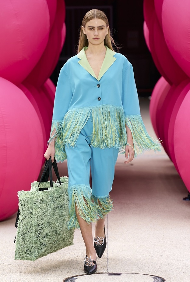 تنسيق لوك عصري للصيف بأسلوب الطقم الرائج صيحة لافتة ومميّزة من Victoria Tomas