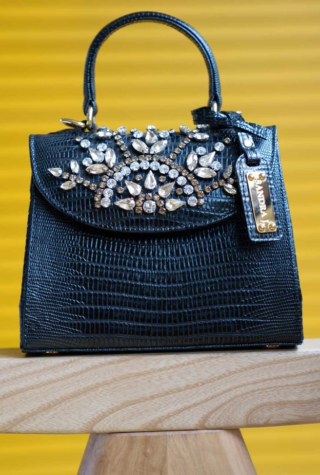 Sandra J.  تطلق مجموعة حقائب اليد الخاصة بالعيد!