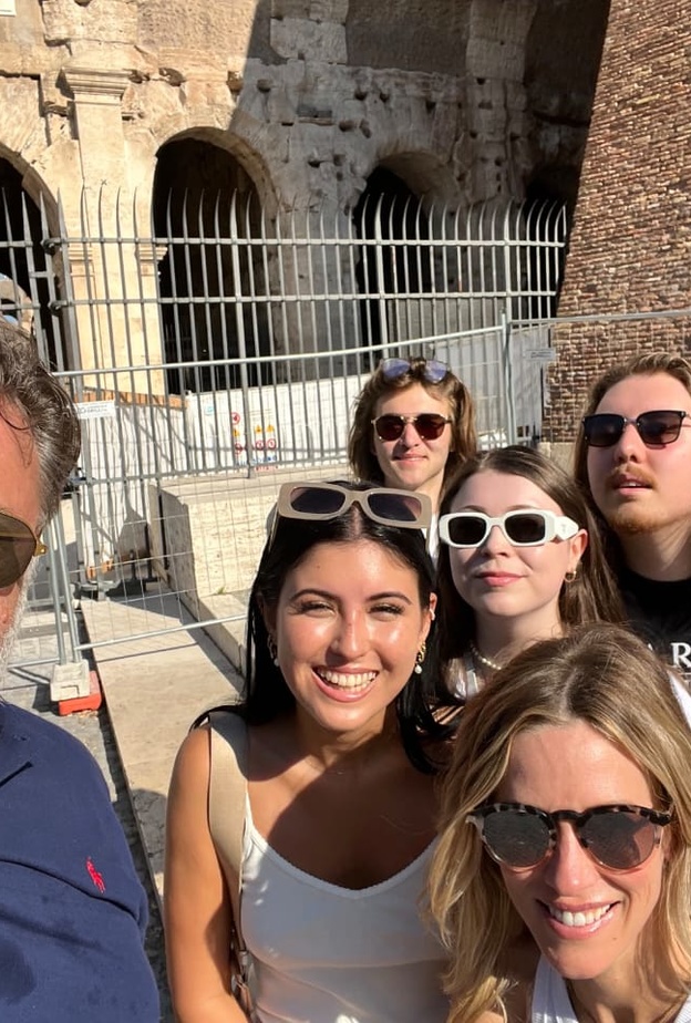 راسل كرو مع اصدقائه وعائلته