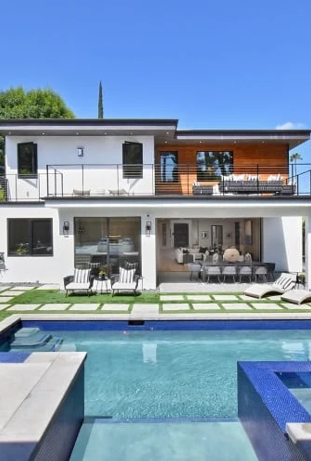 حمام السباحة