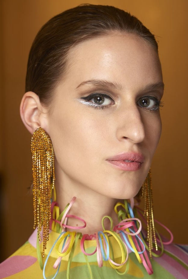 تطبيق الايلاينر العريض بعد الترطيب من دار Yanini Couture