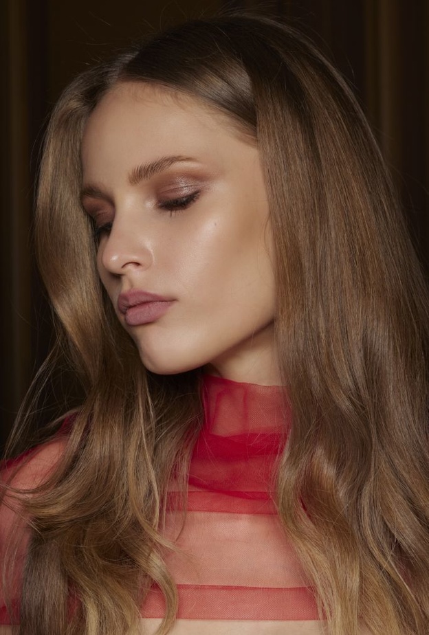 تكبير الخدود بالبلاشر اللماع لوجهك الطويل من دار Zuhair Murad