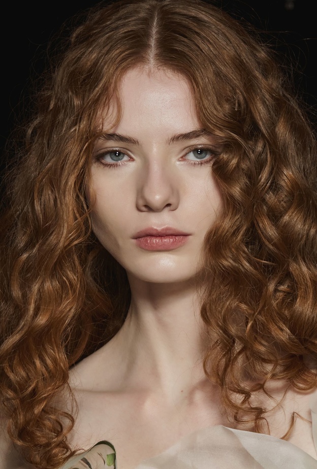 4 تسريحات للشعر الكيرلي يمكنك تطبيقها بأساليب متجددة في صيف 2022