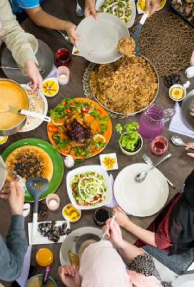 10 نصائح ذكية لتجنب مشاكل الهضم بعد العزومات