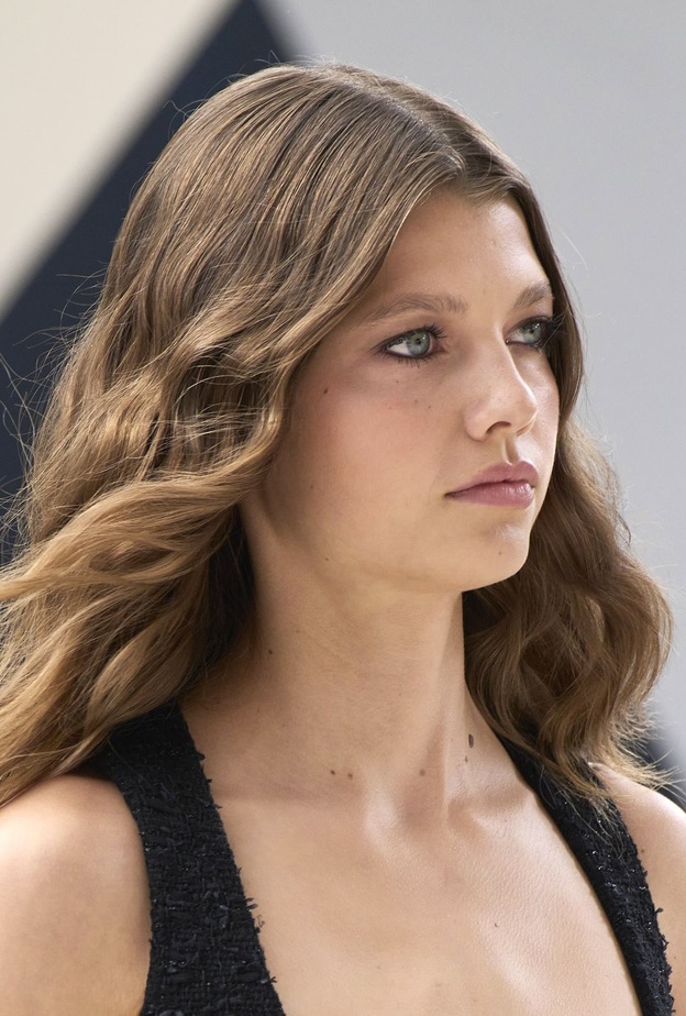 طرق العناية بالشعر الكثيف في فصل الصيف