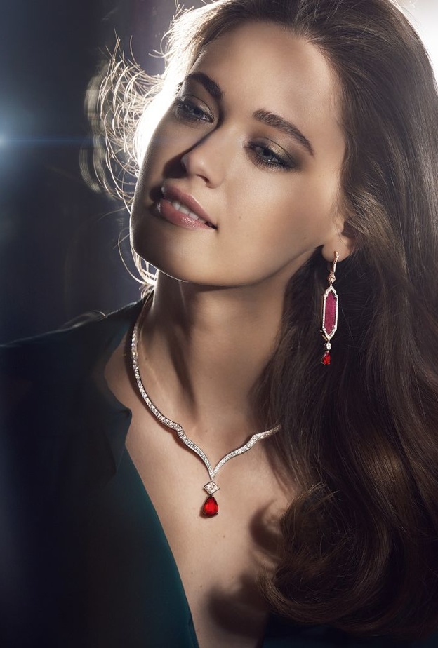 إطلالة نارية بالأقراط المرصعة بالياقوت الأحمر لشهر يوليو