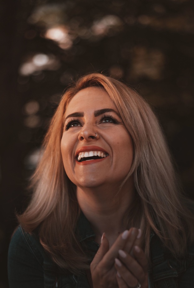 تفاصيل عملية تبييض الأسنان بالليزر وأهم نتائجها عن تجربة