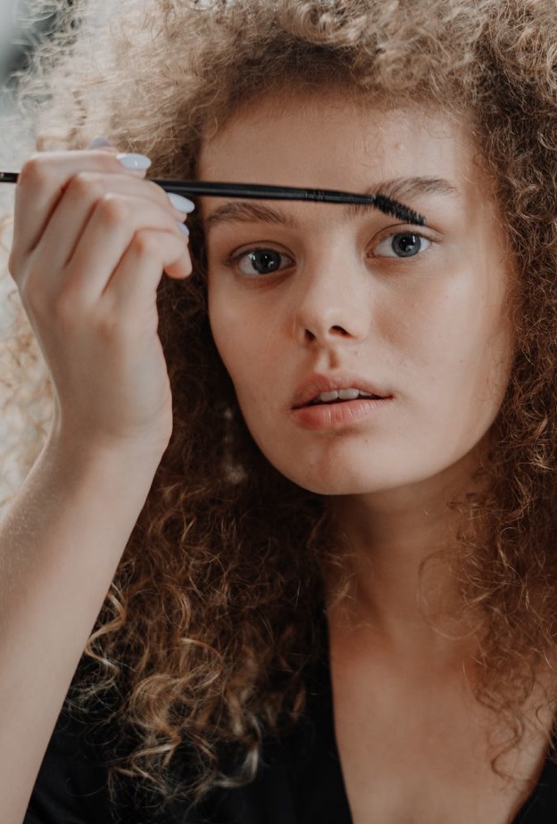 خلطات طبيعية لإعادة إنبات الحواجب في الصيف