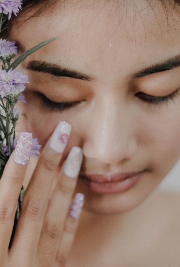 طريقة إزالة الأظافر الصناعية من دون اسيتون