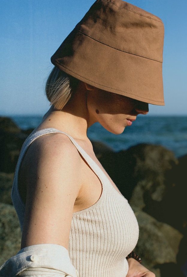 كيفية تقشير وتفتيح المناطق الحساسة بالقهوة قبل إزالة الشعر الزائد