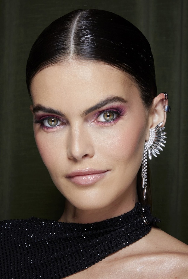 مكياج عيون صيفي مفعم بالألوان المشرقة ..إليك الخطوات