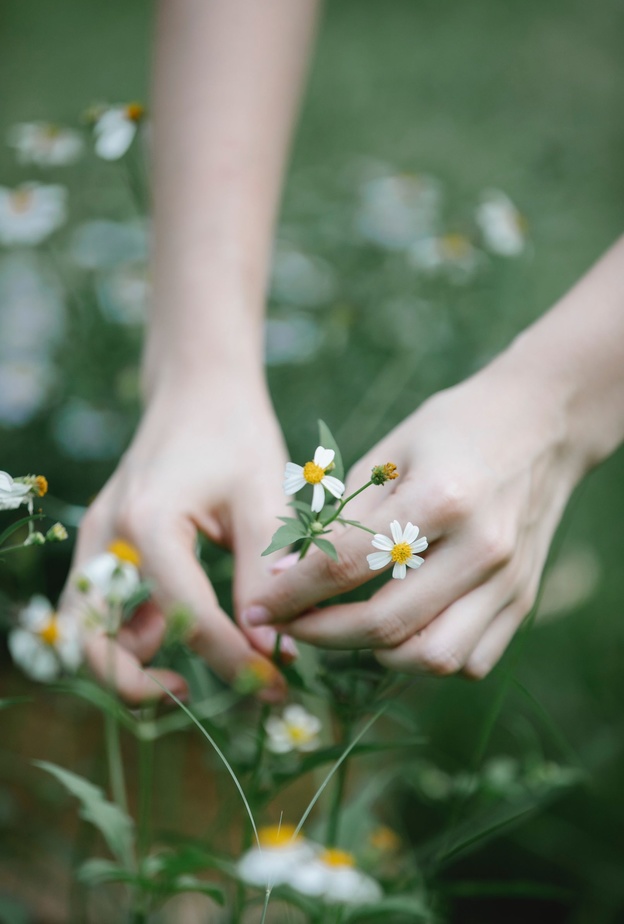 هل يمكن للفيلر أن يعالج تجاعيد اليدين؟ وما هي أضراره