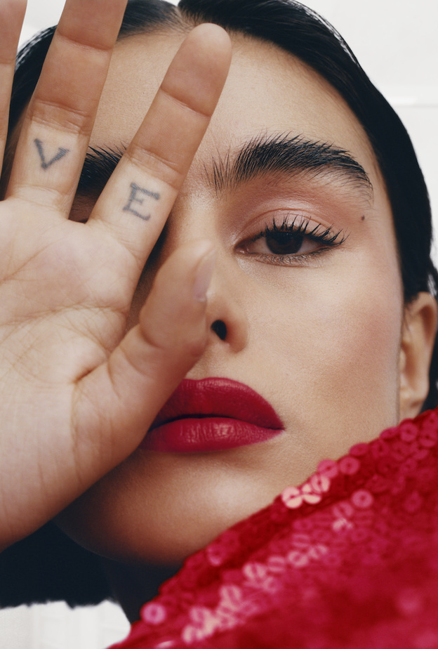  VALENTINO BEAUTY تقدّم حملتها الإعلانية BORN IN ROSSO